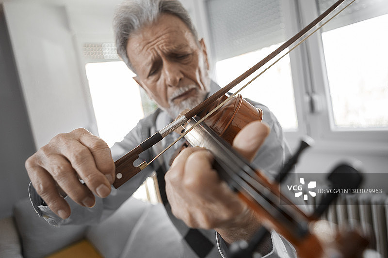 演奏小提琴的白人男子图片素材