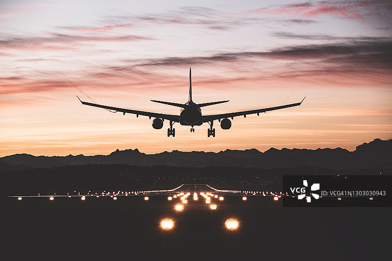 日出时分飞机降落图片素材