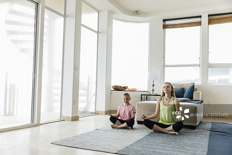 少女和家人在家冥想图片素材