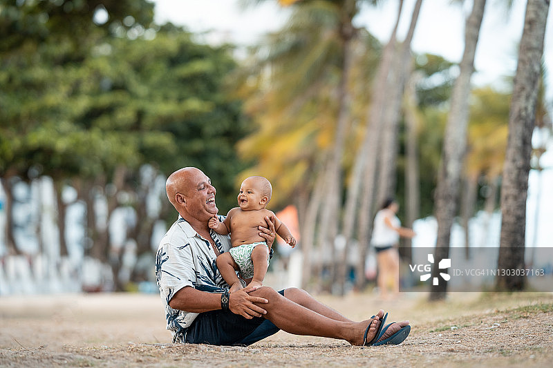 奶奶和孙子在户外欢笑图片素材
