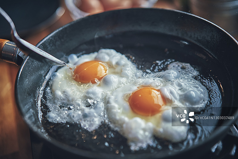 墨西哥风味早餐：鸡蛋、蘑菇、豆类、番茄、牛油果和玉米饼图片素材
