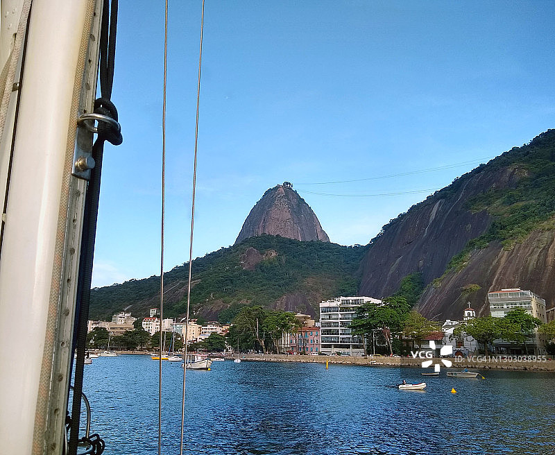 从水面上看到的面包山图片素材