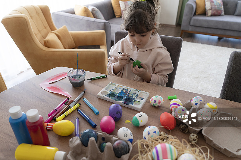 小女孩画复活节彩蛋图片素材
