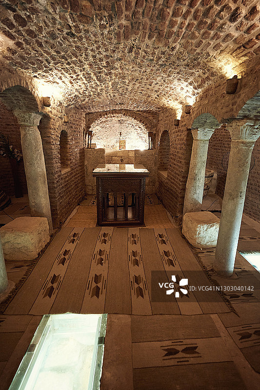 埃及卡罗圣母玛利亚科普特东正教教堂的古老室内圣坛和石拱图片素材