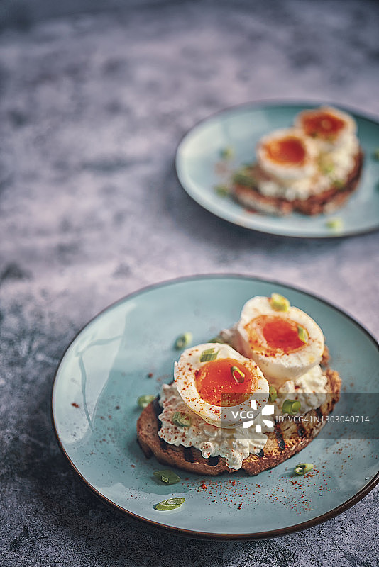 墨西哥风味早餐：鸡蛋、蘑菇、豆类、番茄、牛油果和玉米饼图片素材