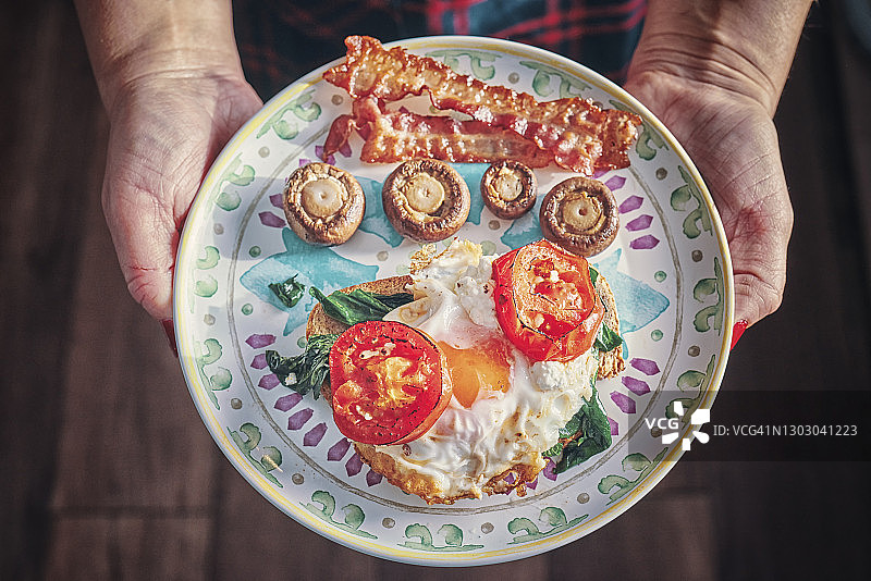墨西哥风味早餐：鸡蛋、蘑菇、豆类、番茄、牛油果和玉米饼图片素材