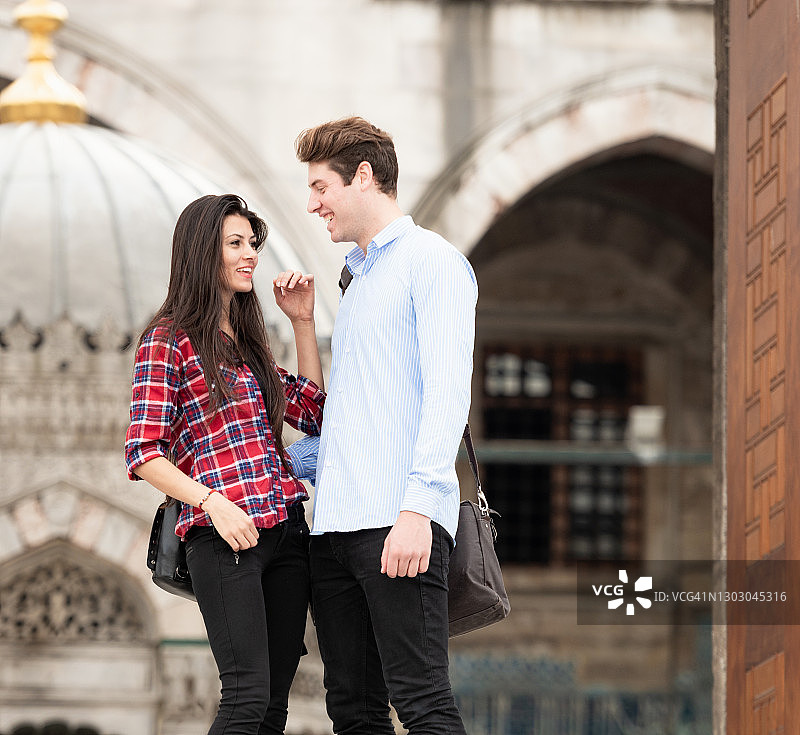 情侣在伊斯坦布尔度假时参观清真寺图片素材