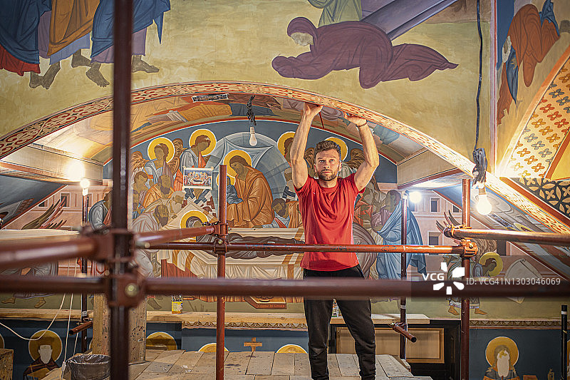 站在教堂里的男人图片素材