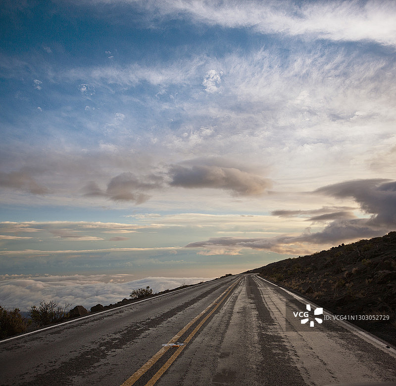 哈莱阿卡拉国家公园湿漉漉的山路，位于夏威夷茂宜岛图片素材