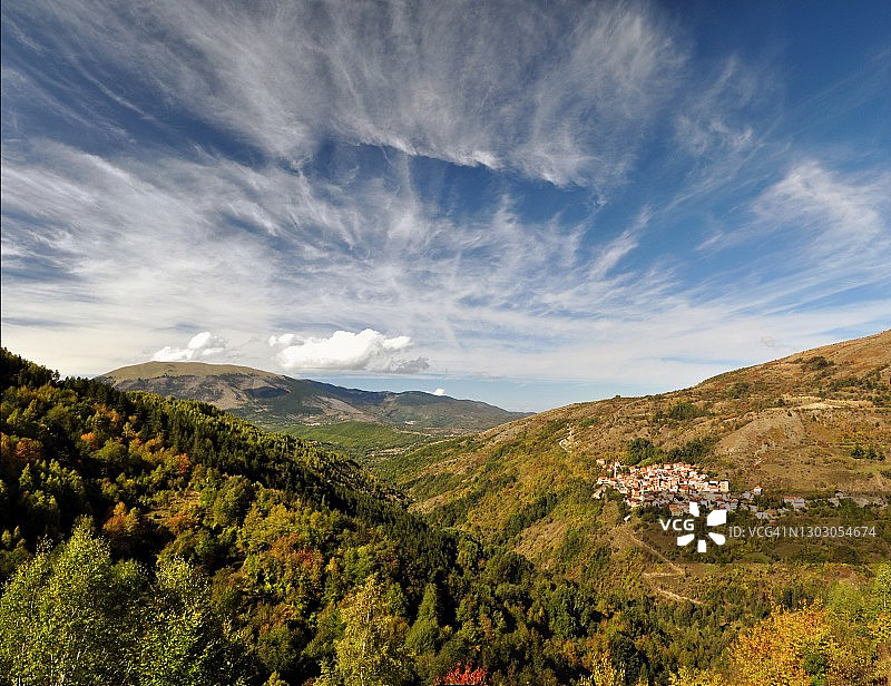 沙尔山秋季村庄景观图片素材