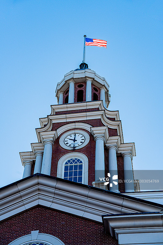 Knoxville美国法院的钟楼和美国国旗图片素材
