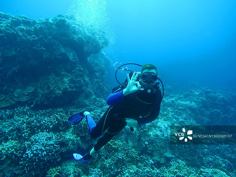 在复活节岛的海洋生物礁中的潜水员，智利，拉丁美洲图片素材