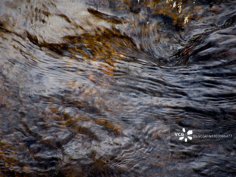 旋转的河水图片素材