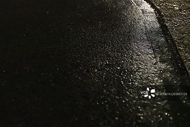 在黑暗路面上流动的水图片素材