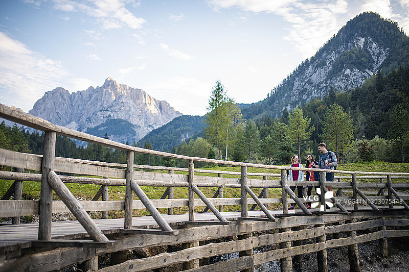 朋友徒步穿越雅斯纳湖人行桥图片素材