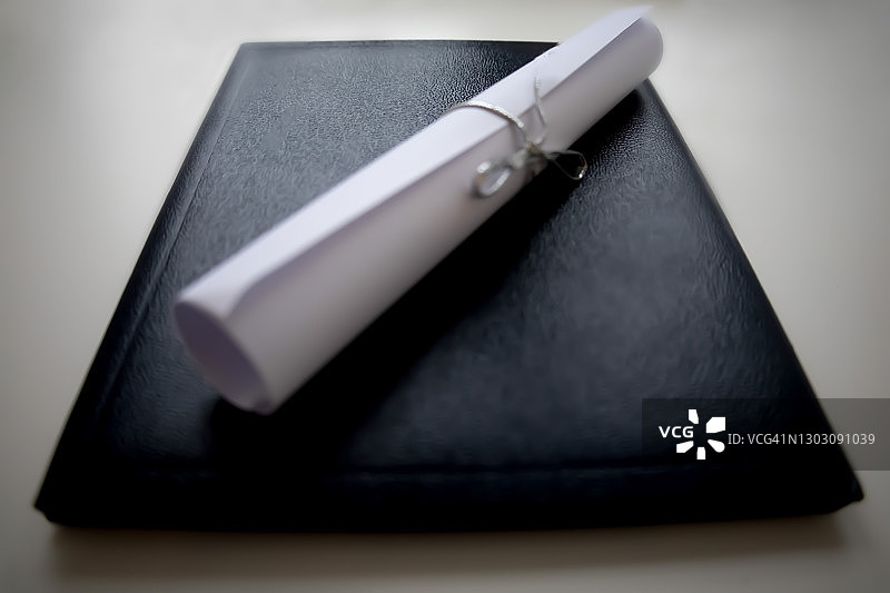 学校毕业证书和传统皮革证书夹图片素材