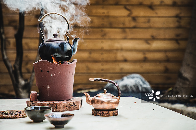 用传统炭炉烧水煮茶图片素材