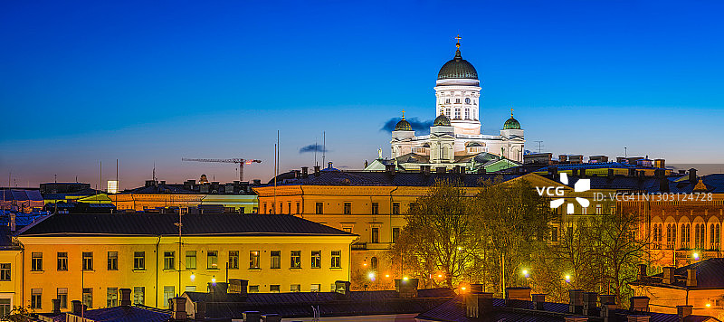芬兰赫尔辛基大教堂标志性穹顶鸟瞰灯光图片素材