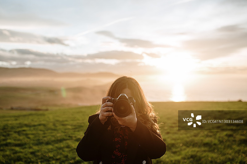 年轻女人使用单反相机图片素材