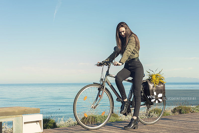 后视镜中骑自行车的虚荣女人图片素材