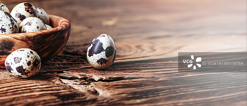 旧木桌橄榄碗里的鹌鹑蛋banner图片素材