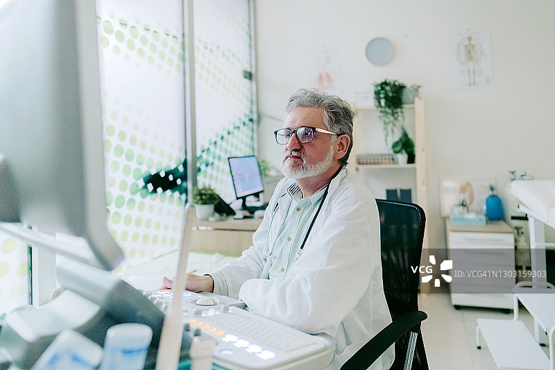 医生在诊疗室使用电脑图片素材