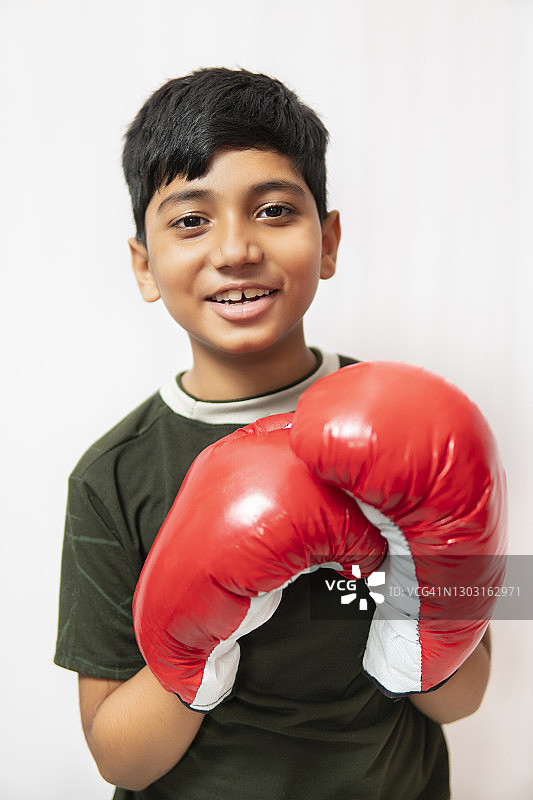 戴拳击手套的男孩，背景为白色图片素材