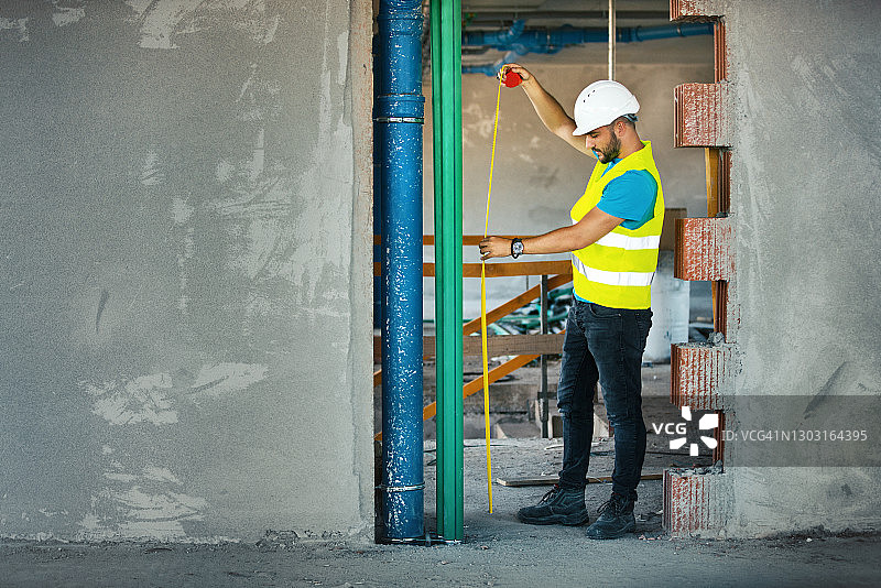 建筑工程师监督建筑过程图片素材