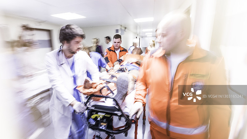 医护人员和医生用担架运送受伤病人图片素材