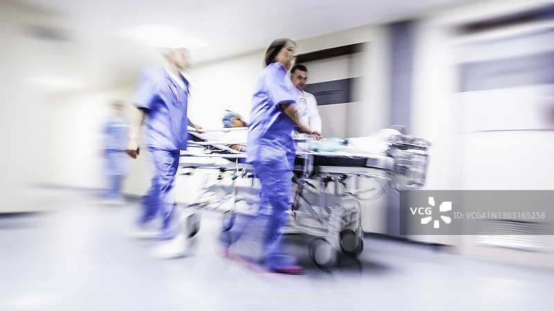 医护人员推动担架图片素材