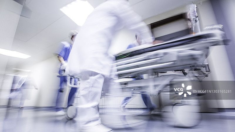 带有病人的轮式医院担架图片素材