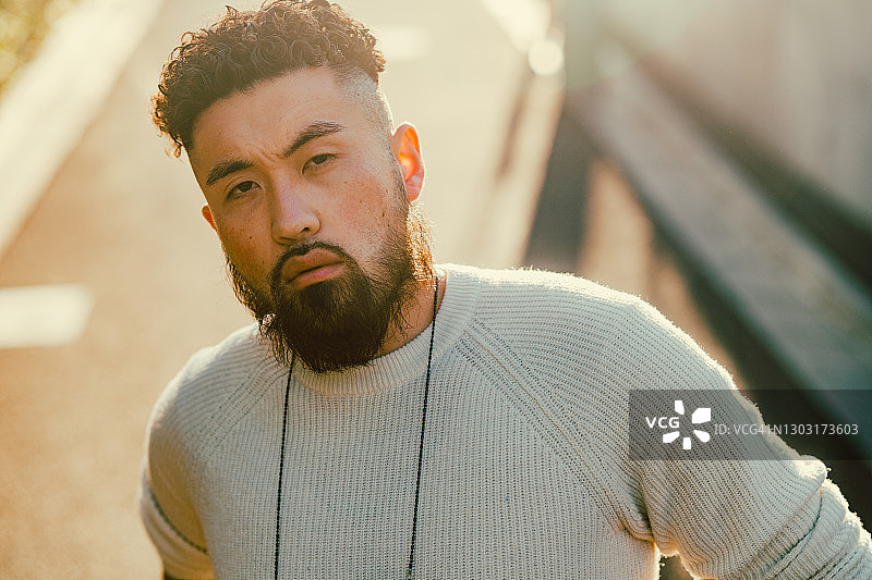 日落时分城市中的英俊年轻男子肖像图片素材