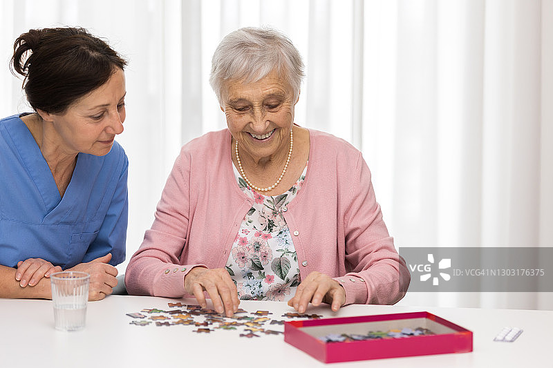 护理院治疗：老年妇女与护理员图片素材