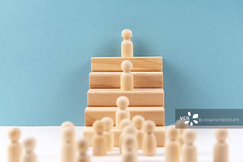 攀爬梯子的木制小雕像图片素材