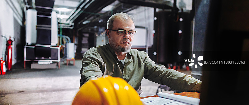 工程师在电脑上维护供暖和制冷系统图片素材
