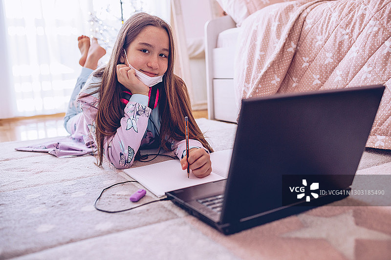 女孩用笔记本电脑上网课图片素材