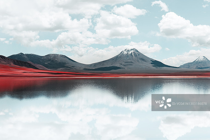 湖中火山山脉倒影图片素材