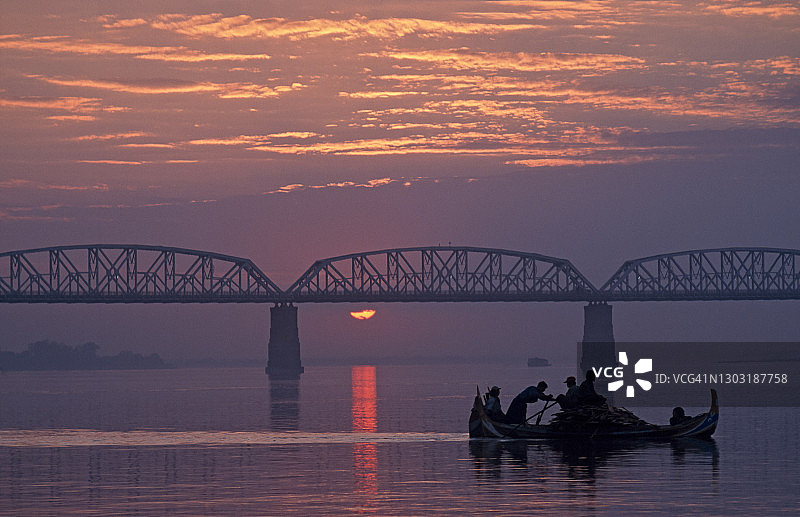 在缅甸伊洛瓦底江上乘船的人们图片素材