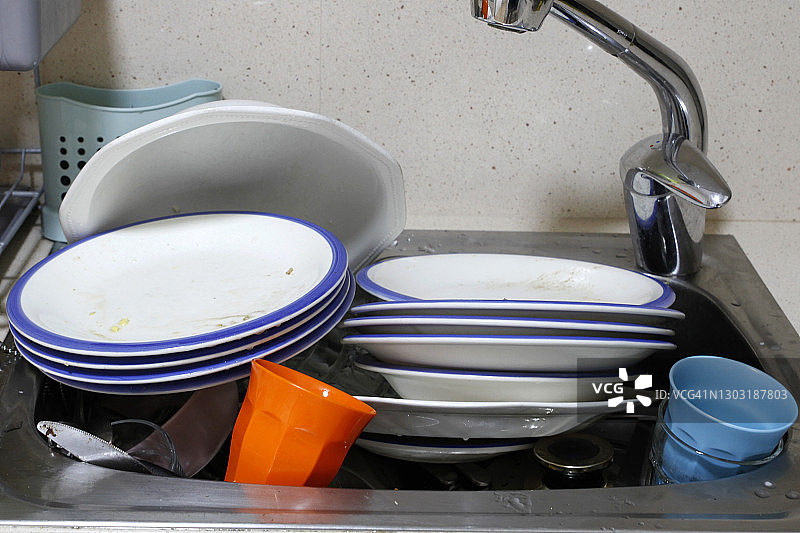 水槽中脏污的待洗餐具图片素材