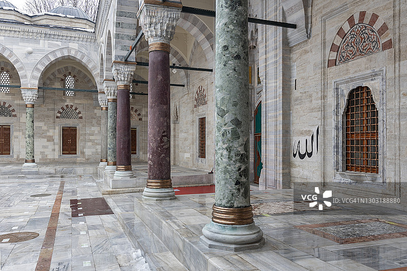 土耳其伊斯坦布尔法蒂赫区的巴耶济德清真寺图片素材