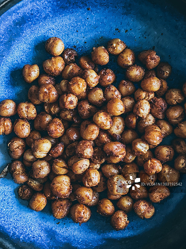 健康零食：烤辣鹰嘴豆图片素材