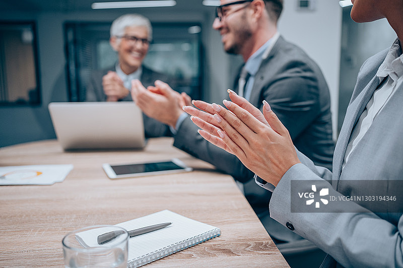 商务团队在会议室研讨会后为同事鼓掌图片素材