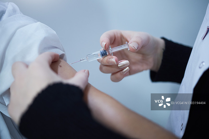 年轻药剂师配制新冠疫苗图片素材