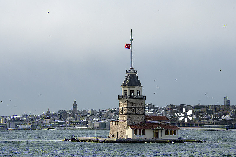 土耳其伊斯坦布尔于斯屈达尔区的少女塔图片素材