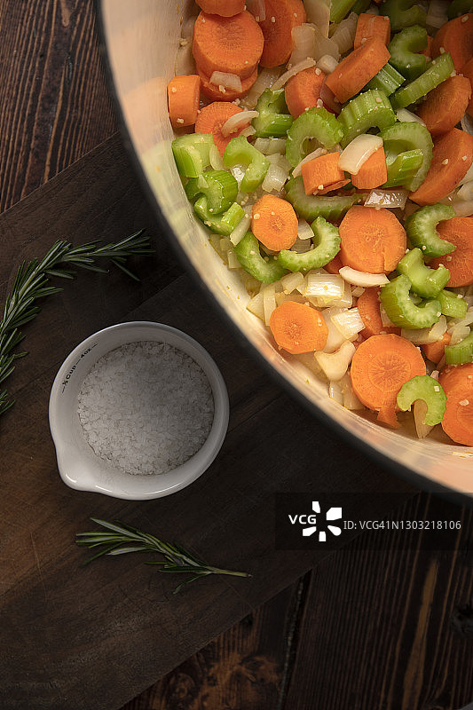 切碎的胡萝卜、芹菜和洋葱构成了汤底图片素材