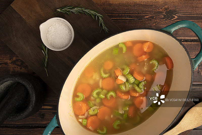 汤底的食材在锅中炖煮图片素材