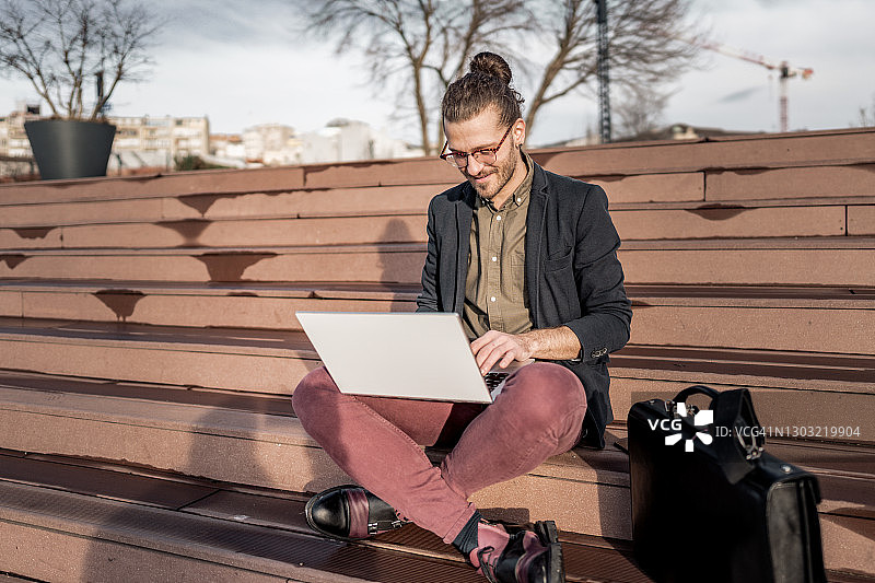 成功的现代年轻商人图片素材