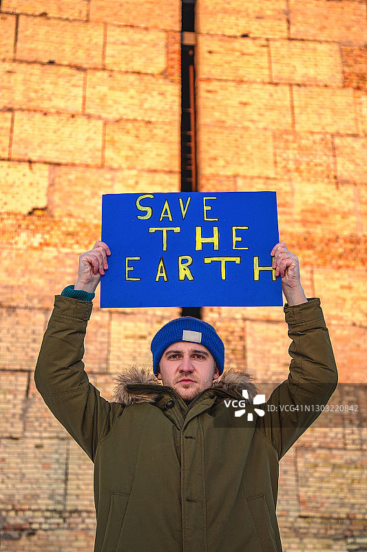 男子站出来应对气候变化图片素材