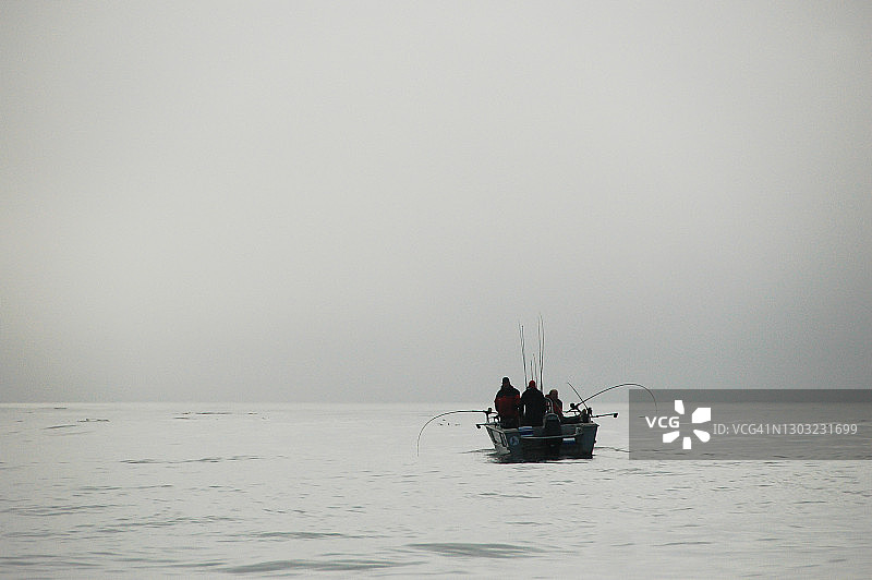清晨薄雾中的深海钓鱼，加拿大不列颠哥伦比亚省夏洛特皇后群岛图片素材