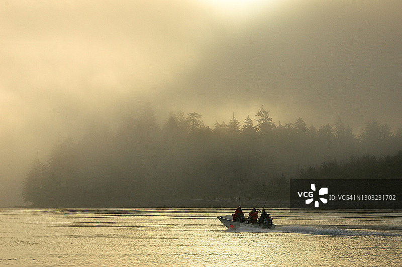 清晨薄雾中的深海钓鱼，加拿大不列颠哥伦比亚省夏洛特皇后群岛图片素材